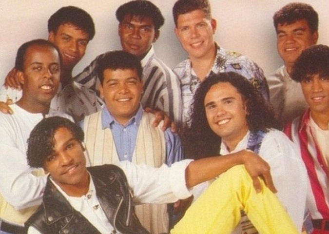 Ao lado de seu irmão, fundo em 1989 o grupo de pagode Só Pra Contrariar, onde era o vocalista. 