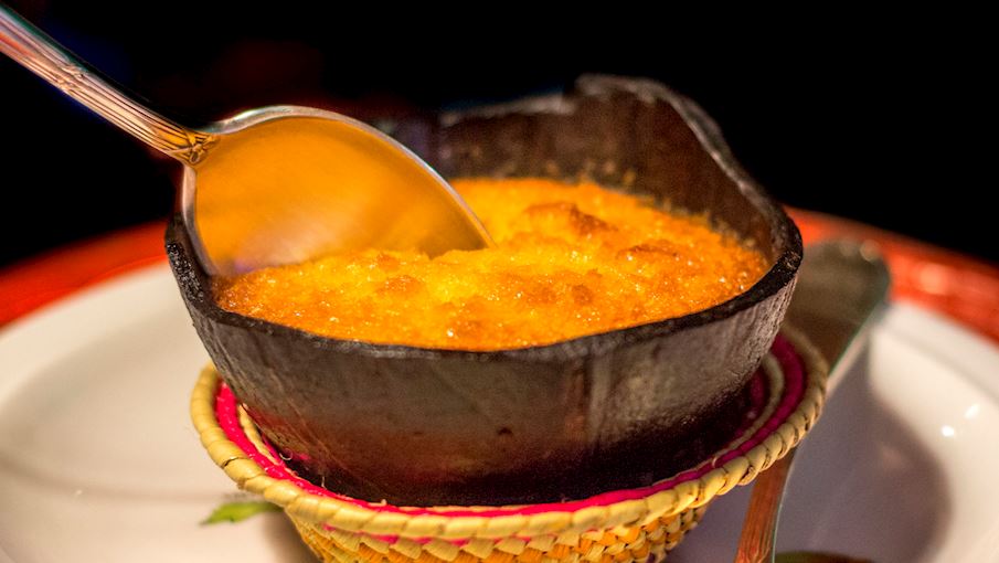 Bombocado- É um bolo úmido, de textura cremosa e sabor delicado, feito com ingredientes simples como coco ralado, queijo, leite condensado e ovos.