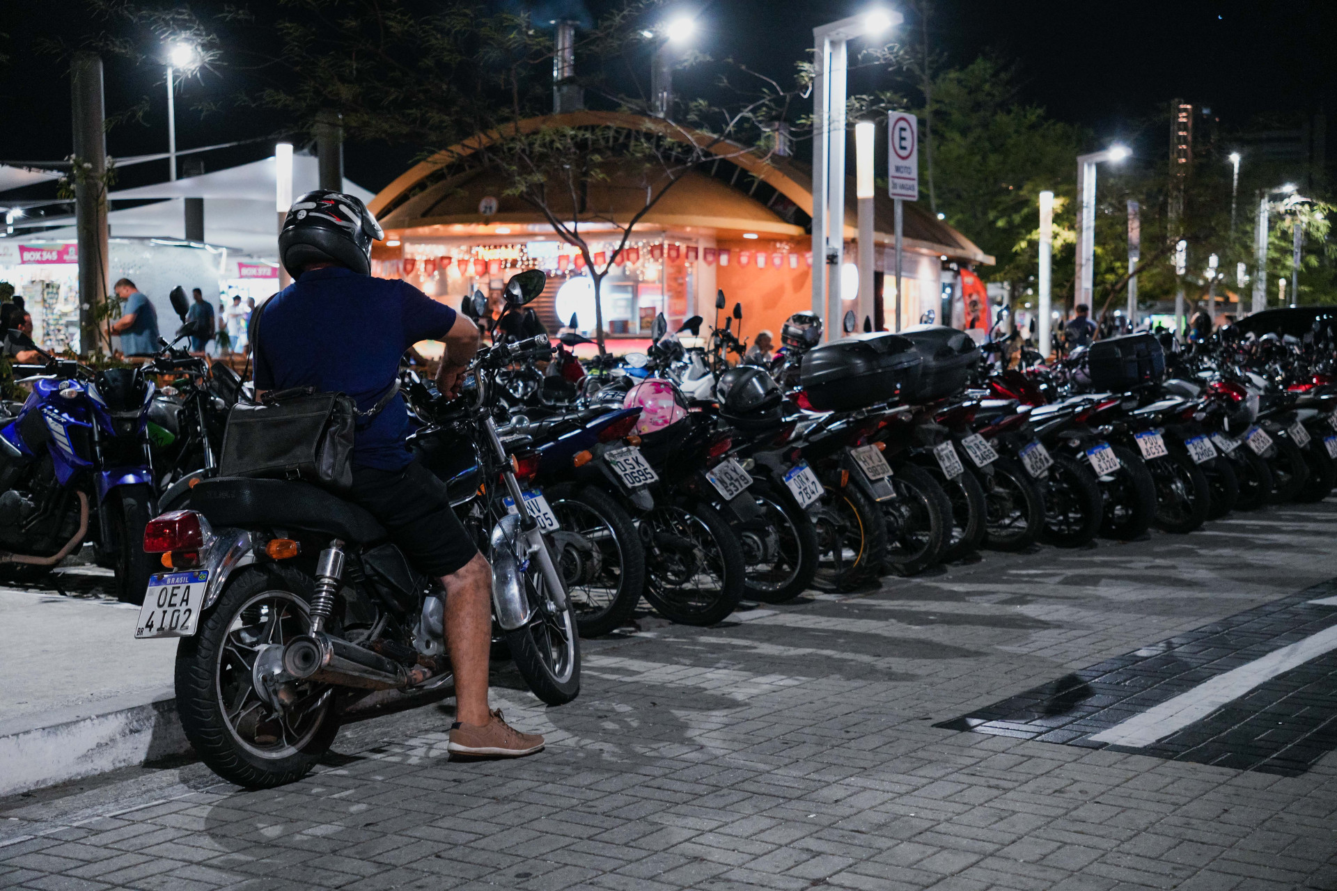 ￼LOTAÇÃO de motos nos bolsões de estacionamento na avenida Beira Mar (Foto: FERNANDA BARROS)