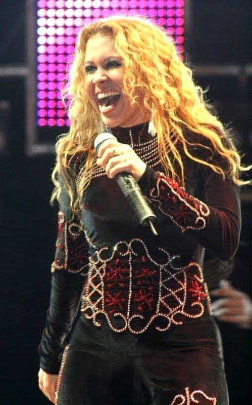No grupo, Joelma não apenas assumia os vocais principais, como também criava coreografias e definia o visual dos palcos, marcado pelo uso de salto alto e pelos movimentos característicos de cabelo.