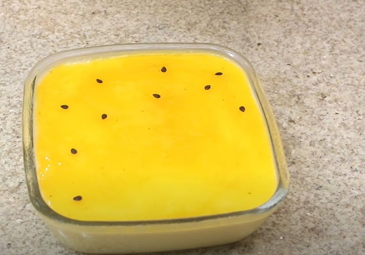 Como fazer: Bata no liquidificador o leite condensado, creme de leite e  suco de maracujá até obter uma mistura cremosa e homogênea. Distribua em taças, leve à geladeira por duas horas para firmar e decore com a polpa de maracujá.