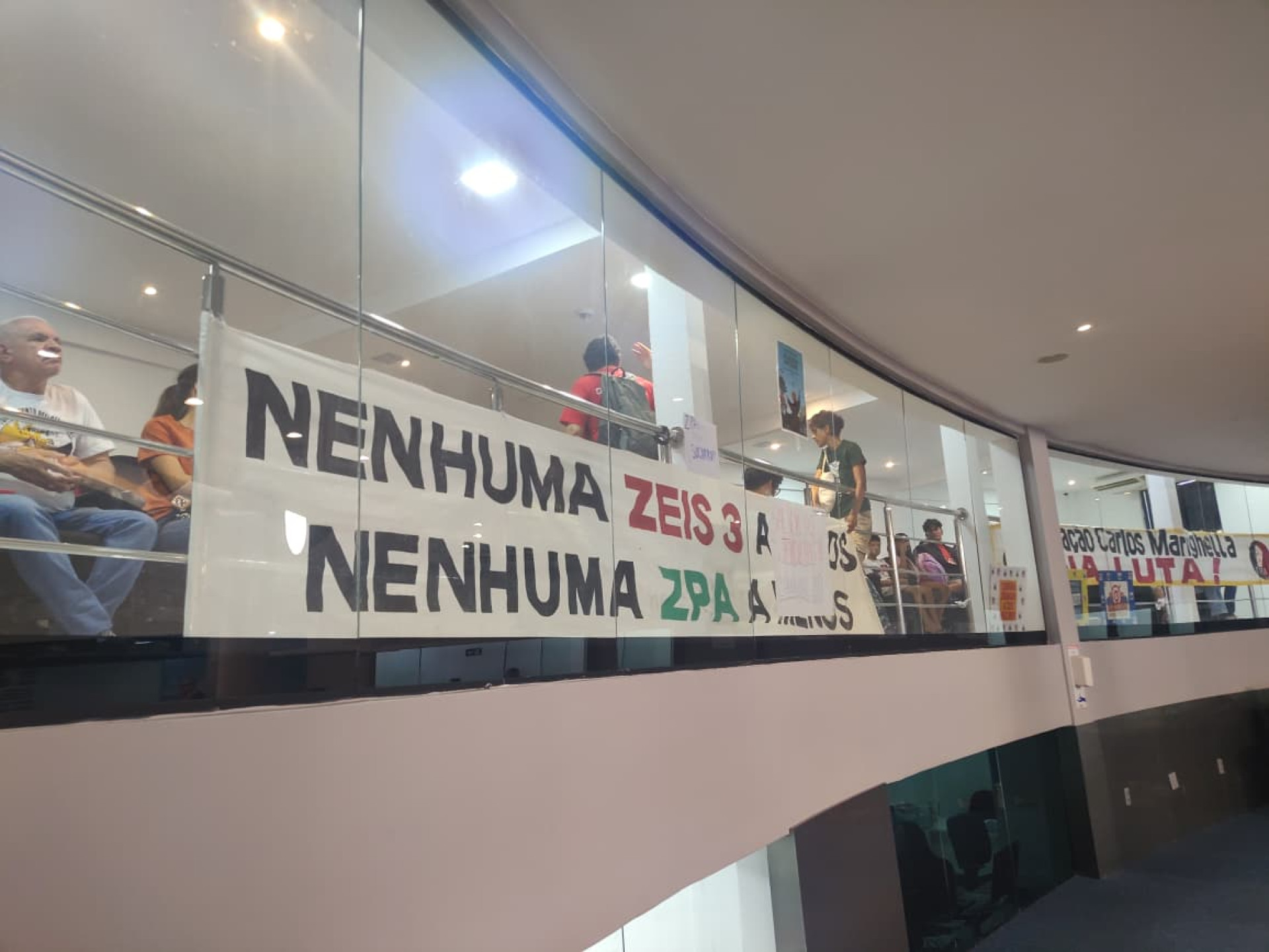 Manifestantes ocupam galerias da Câmara Municipal (Foto: Camila Maia/Especial para O POVO)