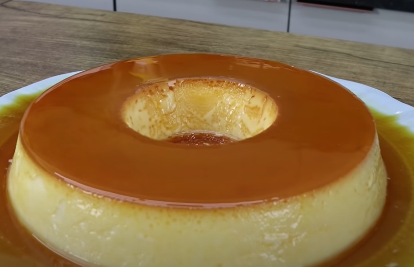Pudim de leite condensado - Sobremesa cremosa feita com leite condensado, ovos e leite, cozida em banho-maria com uma calda de caramelo