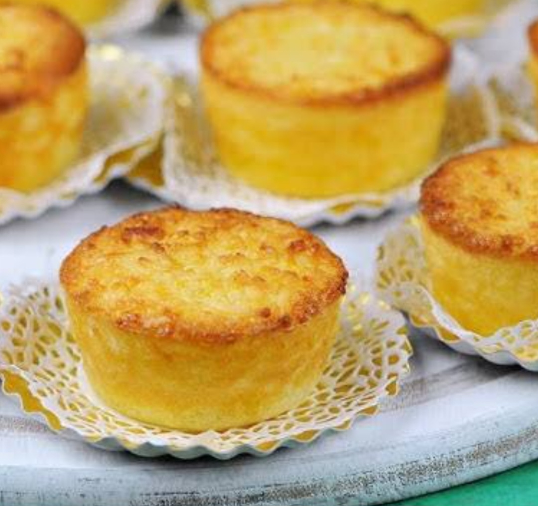 Como fazer: Bata no liquidificador os ovos, leite, leite condensado, manteiga e açúcar. Acrescente o coco, queijo, farinha e fermento, misturando bem. Despeje a massa numa forma untada e leve ao forno preaquecido a 180º por 40  minutos, até dourar.