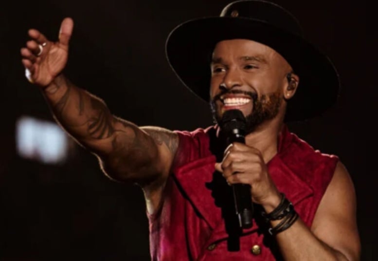 O aniversário de Santos terá Alexandre Pires como atração principal em 25 de janeiro, com show gratuito na praia do Gonzaga. O cantor leva à cidade a turnê “Pagonejo Bom”, unindo sucessos da carreira e novas releituras.