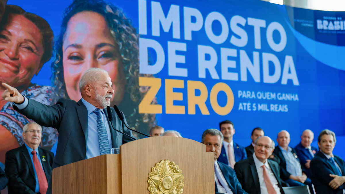 Lei de isenção do IR foi sancionada pelo presidente na quarta-feira, 26, e foi uma promessa de campanha do petista