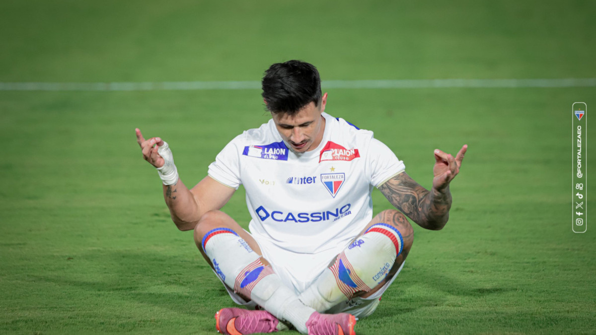 Bareiro, atacante do Fortaleza, comemora gol marcado diante do Bragantino