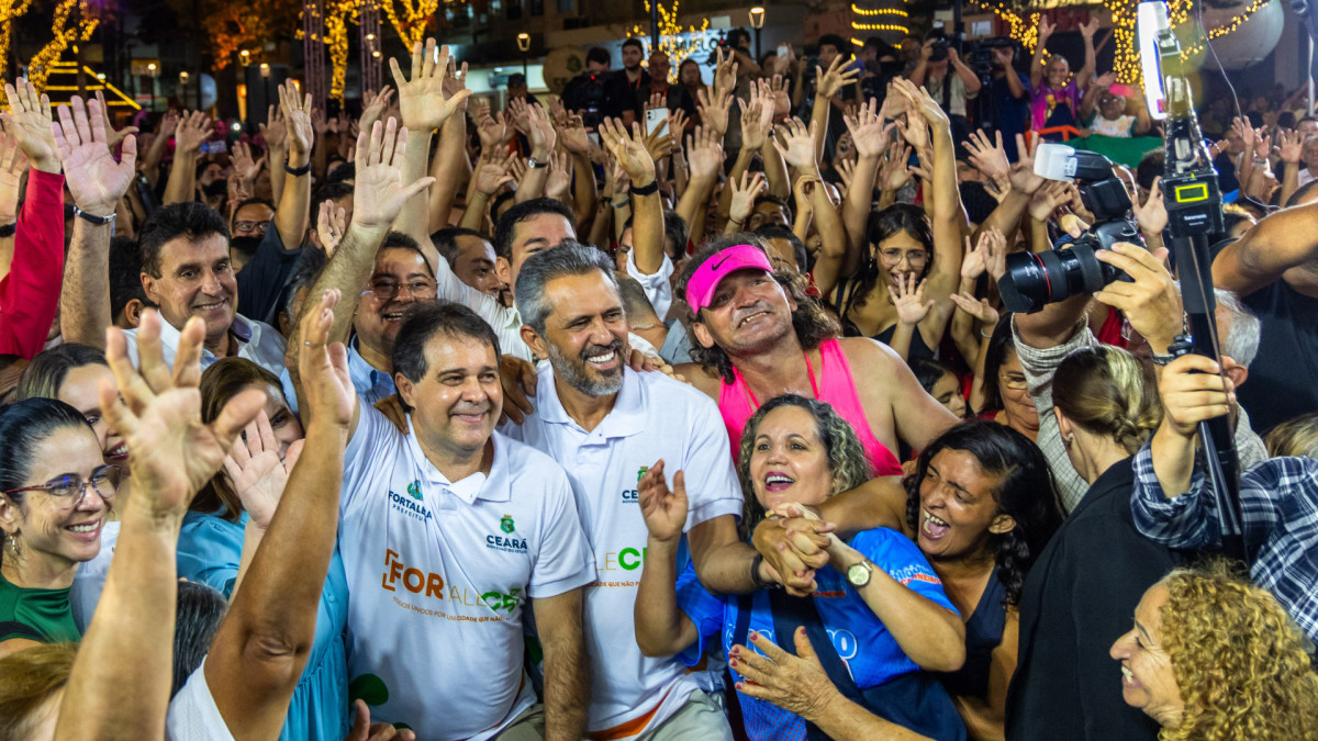 Evandro e Elmano na cerimônia de entrega da reforma da Praça do Ferreira, no Centro de Fortaleza