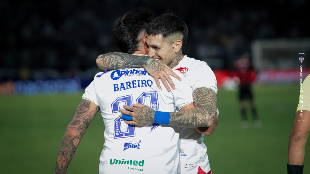 Bareiro, atacante do Fortaleza, comemora gol marcado diante do Bragantino
