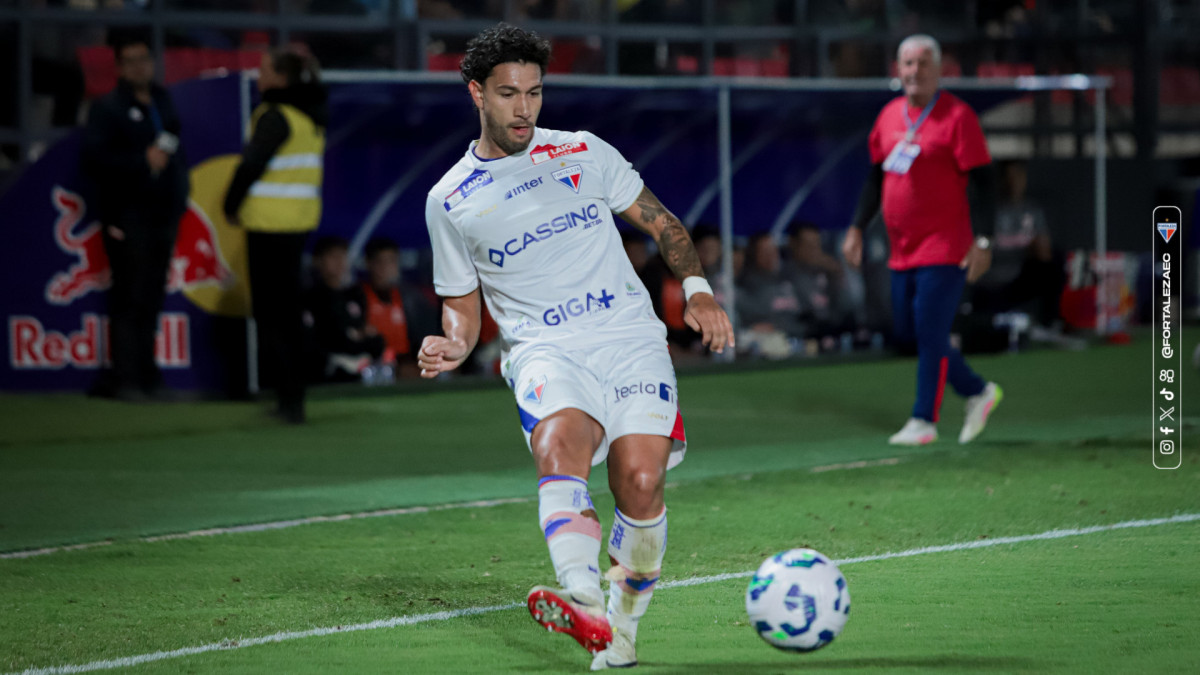 Mancuso, lateral do Fortaleza, durante jogo contra o Red Bull Bragantino 
