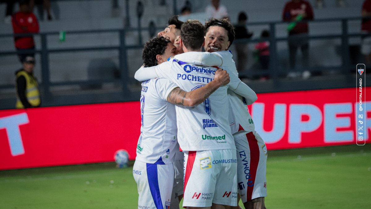 Bareiro, atacante do Fortaleza, comemora gol marcado diante do Bragantino