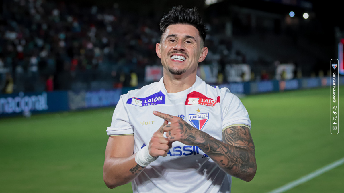 Bareiro, atacante do Fortaleza, comemora gol marcado diante do Bragantino