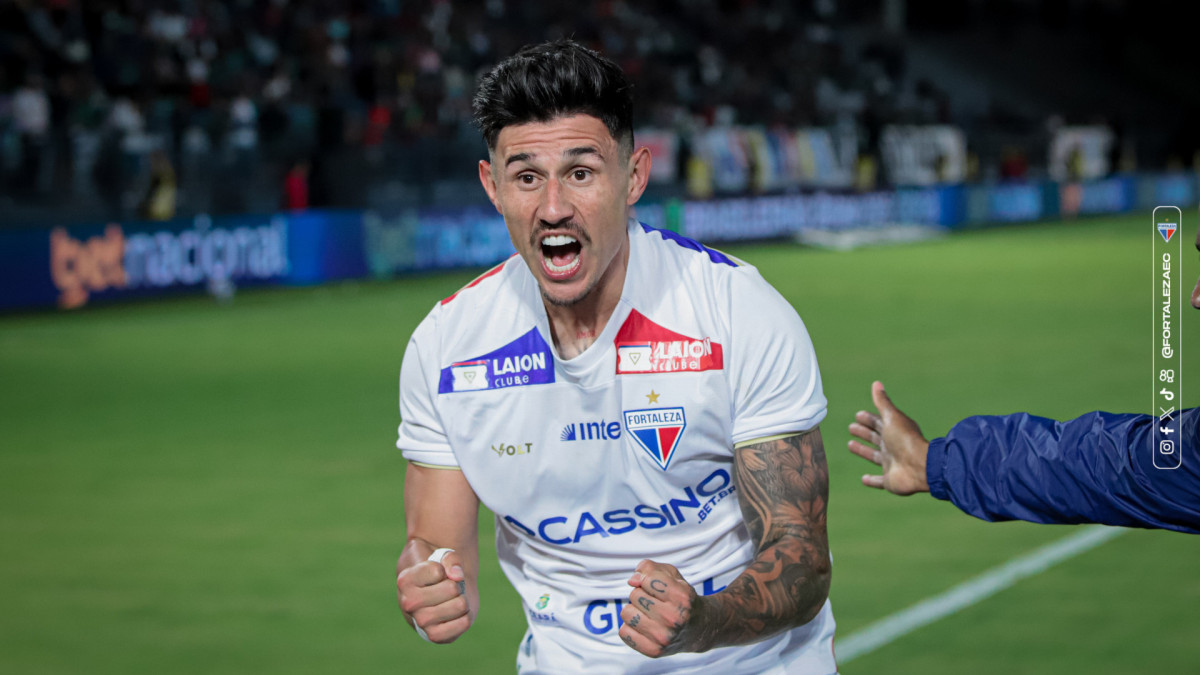 Bareiro, atacante do Fortaleza, comemora gol marcado diante do Bragantino