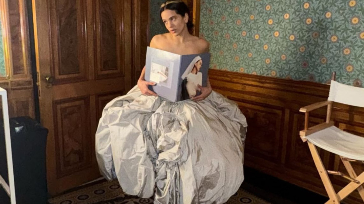 Rosalía segurando o disco físico de seu novo lançamento, "Lux"