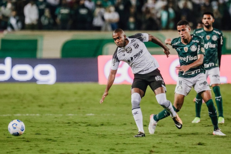 Giovani jogador do Palmeiras disputa lance com jogador do Ceará durante partida no estádio Arena Barueri pelo Campeonato Brasileiro A 2021.