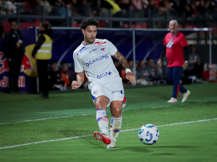 Mancuso, lateral do Fortaleza, durante jogo contra o Red Bull Bragantino 