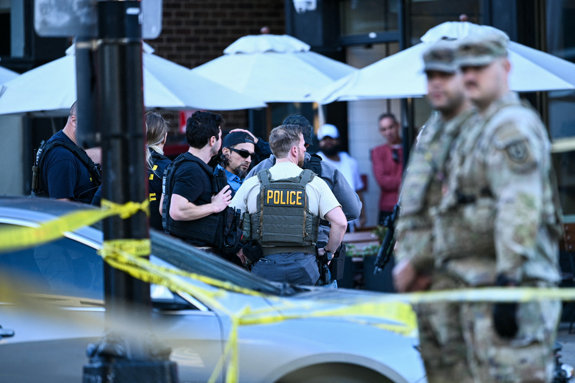 Agentes da lei isolam a área após um tiroteio no centro de Washington, em 26 de novembro de 2025.
Em 26 de novembro, a polícia de Washington disse ter detido um suspeito depois que dois soldados da Guarda Nacional foram baleados a poucos quarteirões da Casa Branca. 