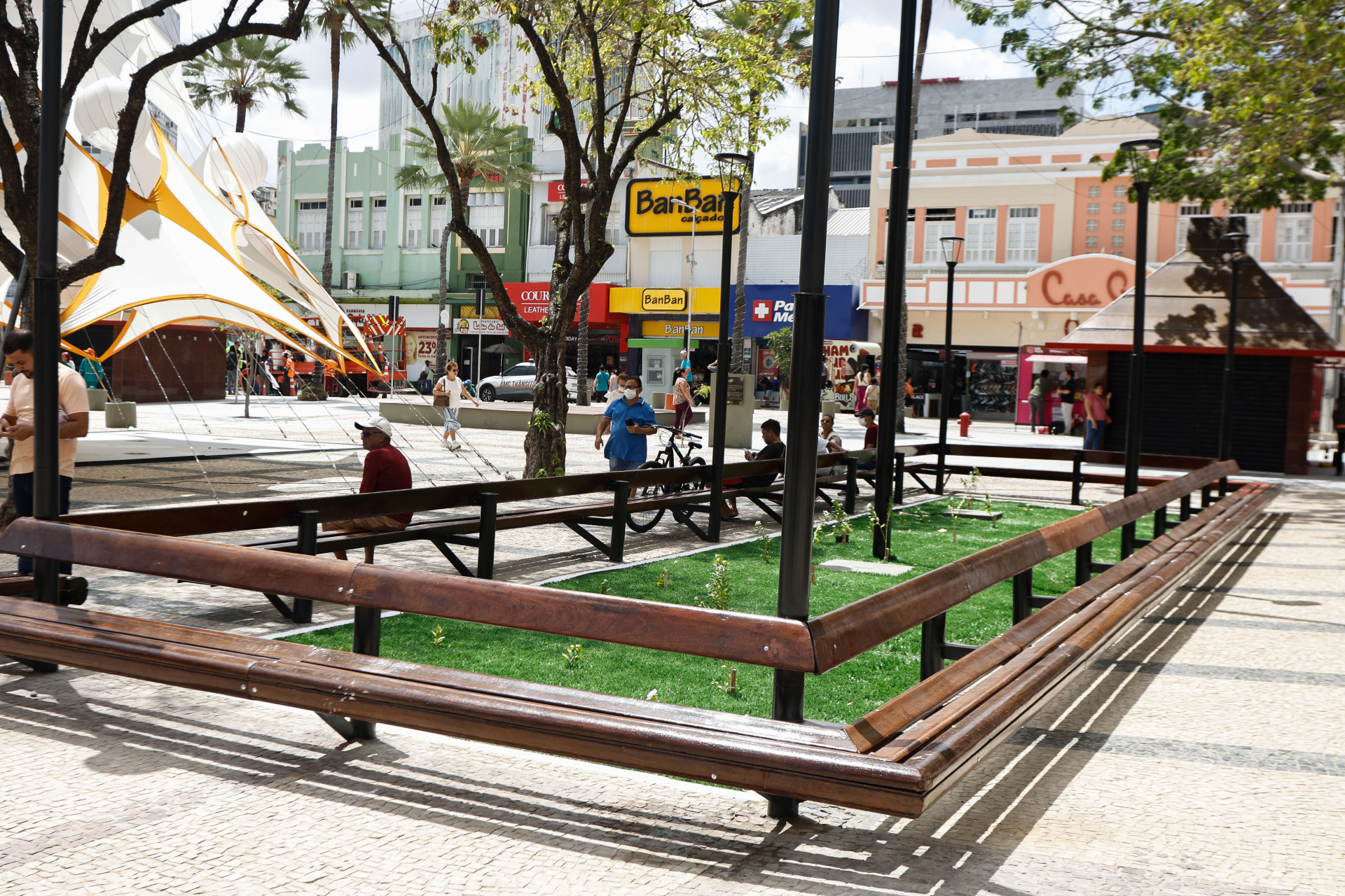 Grama sint&eacute;tica na Pra&ccedil;a do Ferreira, no Centro de Fortaleza (Foto: DANIEL GALBER/ESPECIAL PARA O POVO)