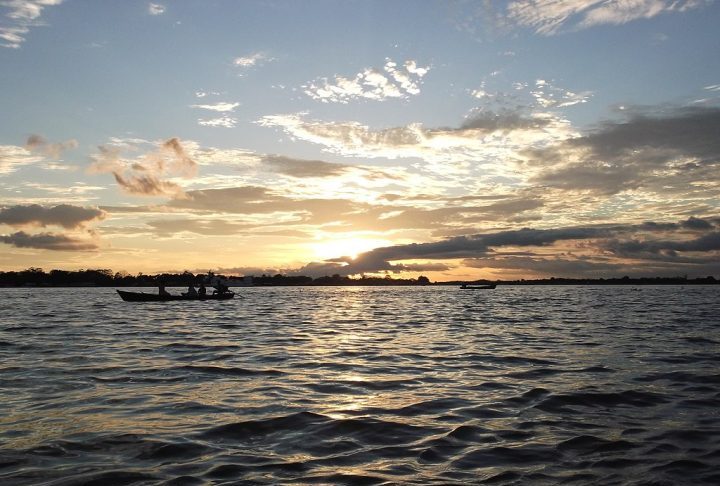 O rio é vital para o clima global e sustenta comunidades locais, além de ser uma importante via de transporte.