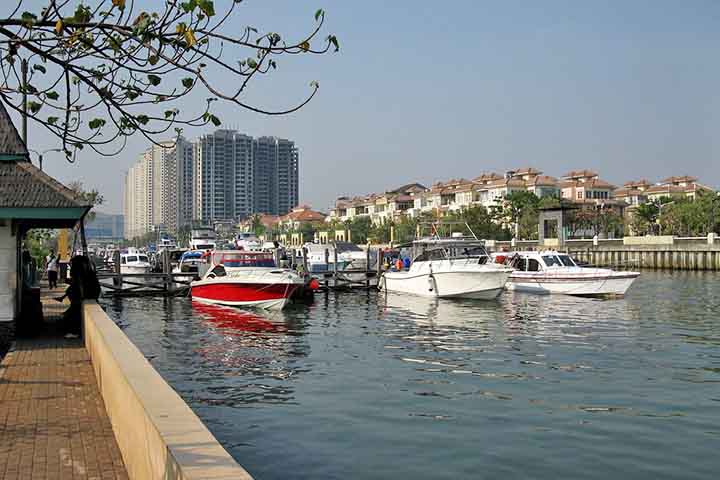 Estimativas recentes apontam que partes significativas da cidade já se encontram abaixo do nível do mar, o que agrava o risco de inundações, especialmente em áreas costeiras e próximas aos rios.
