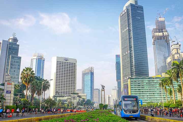 Jacarta tem um dos tráfegos mais congestionados do mundo, o que inspirou a criação do TransJakarta, um dos maiores sistemas de transporte rápido de ônibus do planeta.
