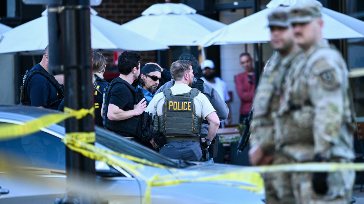 Em 26 de novembro, a polícia de Washington disse ter detido um suspeito depois que dois soldados da Guarda Nacional foram baleados a poucos quarteirões da Casa Branca. Suspeito da autoria dos disparos também está gravemente ferido.