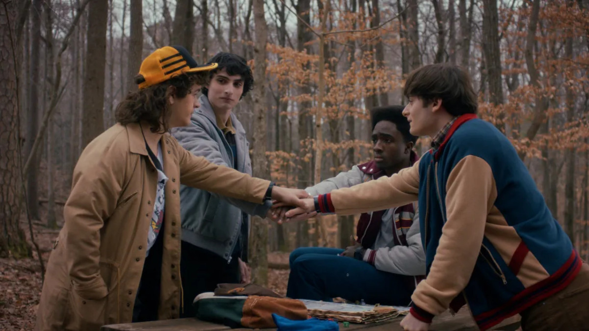 Os quatro protagonistas de Stranger Things retornam para a última temporada da série 