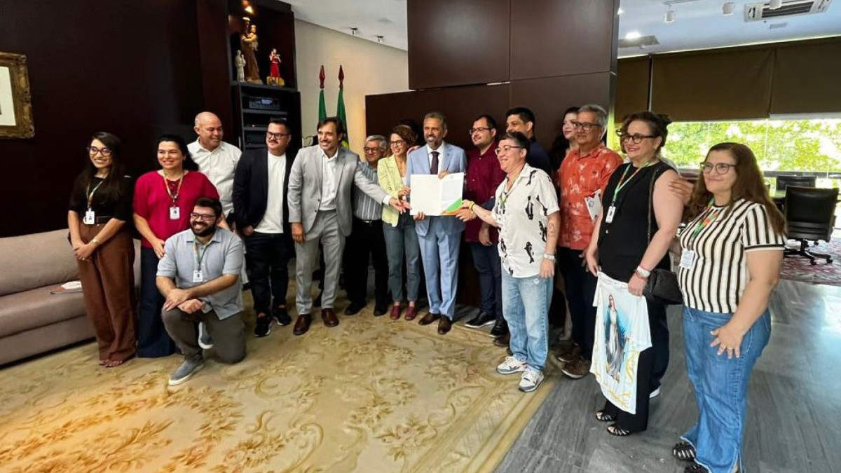 Governador Elmano de Freitas assina o PCCS da Cultura no Palácio da Abolição, ao lado de representantes do Governo e da categoria.