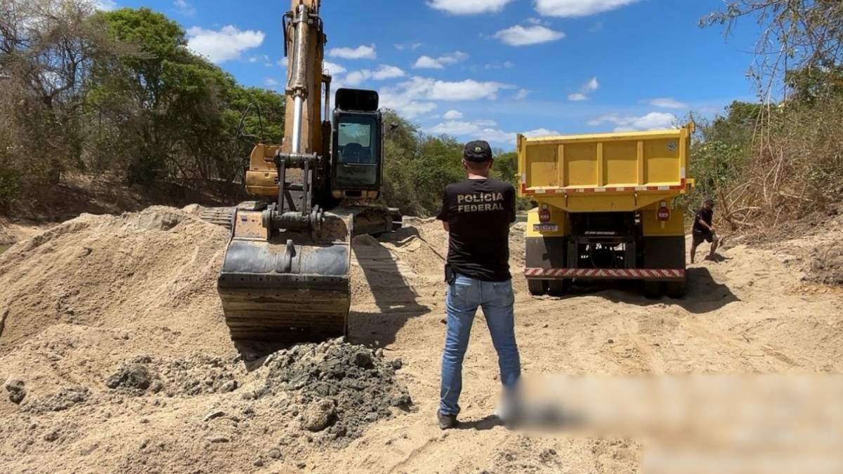 PF prende duas pessoas por extração ilegal de areia no Rio Choró, em Itapiúna
