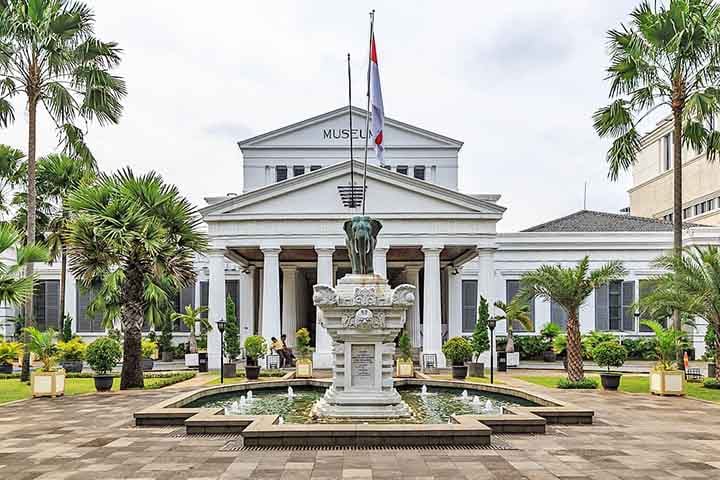 O Museu Nacional da Indonésia, chamado de “Elefante”, guarda coleções monumentais sobre arqueologia, etnografia e história indonésia.