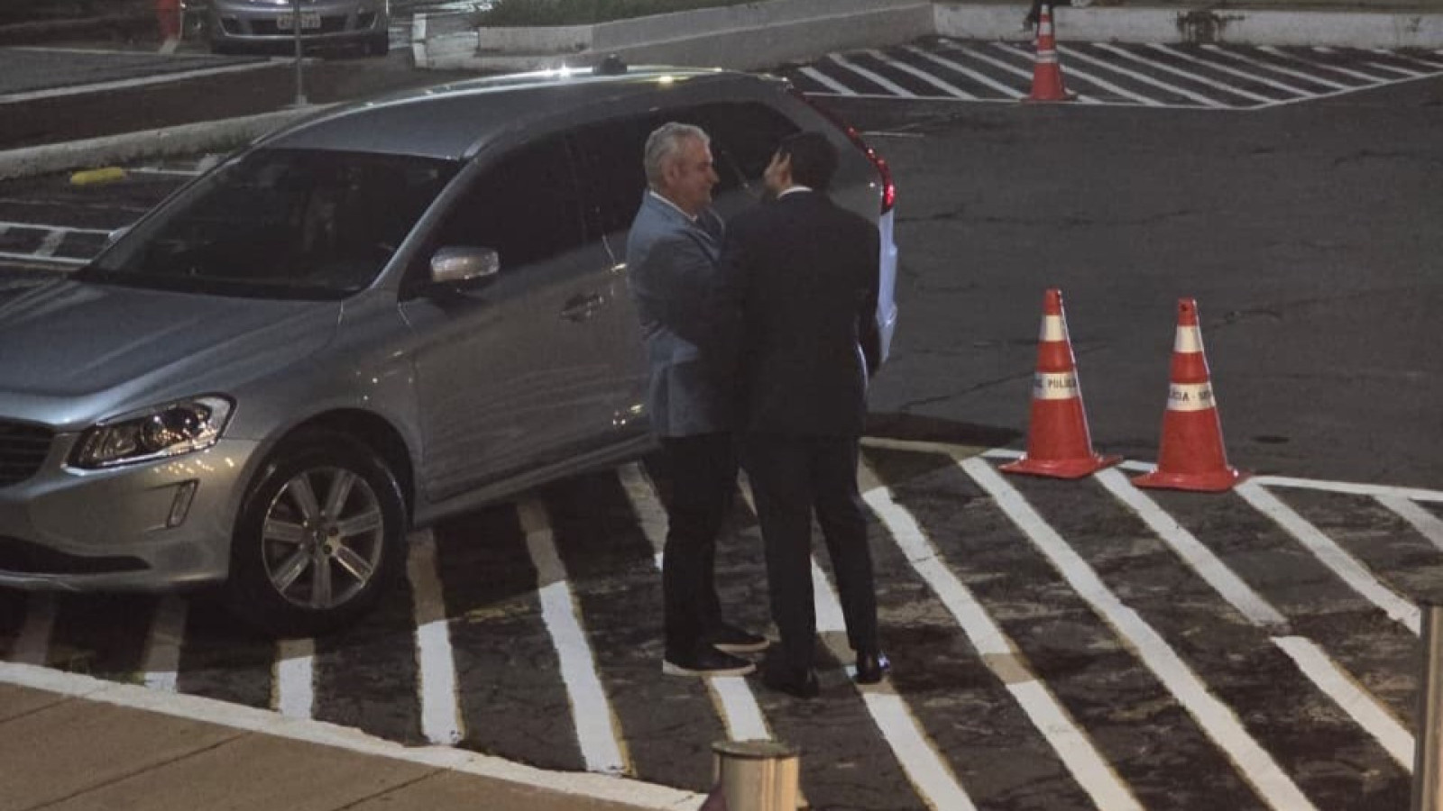 Jorge Messias, indicado de Lula para o STF, conversa com senador no estacionamento do Senado Federal (Foto: João Paulo Biage / O POVO)