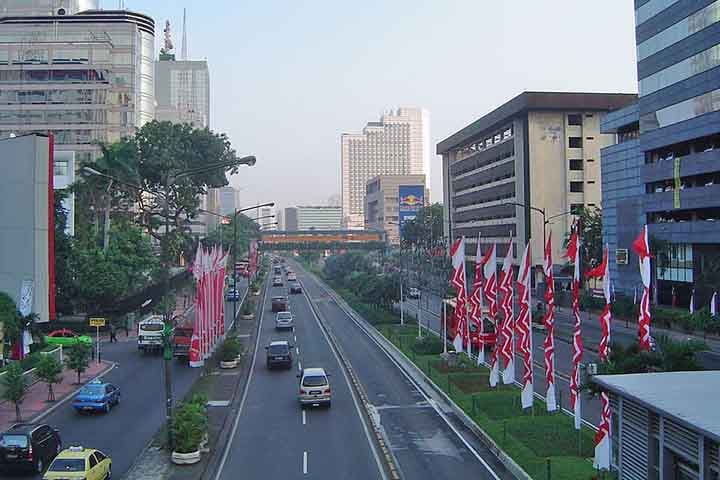 Morar ou visitar Jacarta significa estar em um centro pulsante, onde se sente a energia de uma metrópole global, mas onde também se enfrentam os dilemas urbanos modernos.