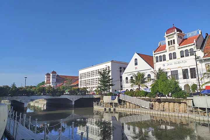 Entre as atrações turísticas de Jacarta está a Cidade Velha, a antiga Batávia, com arquitetura colonial holandesa restaurada. Abriga o Museu de História de Jacarta, o Café Batavia e praças que costumam ficar cheias de artistas e ciclistas.