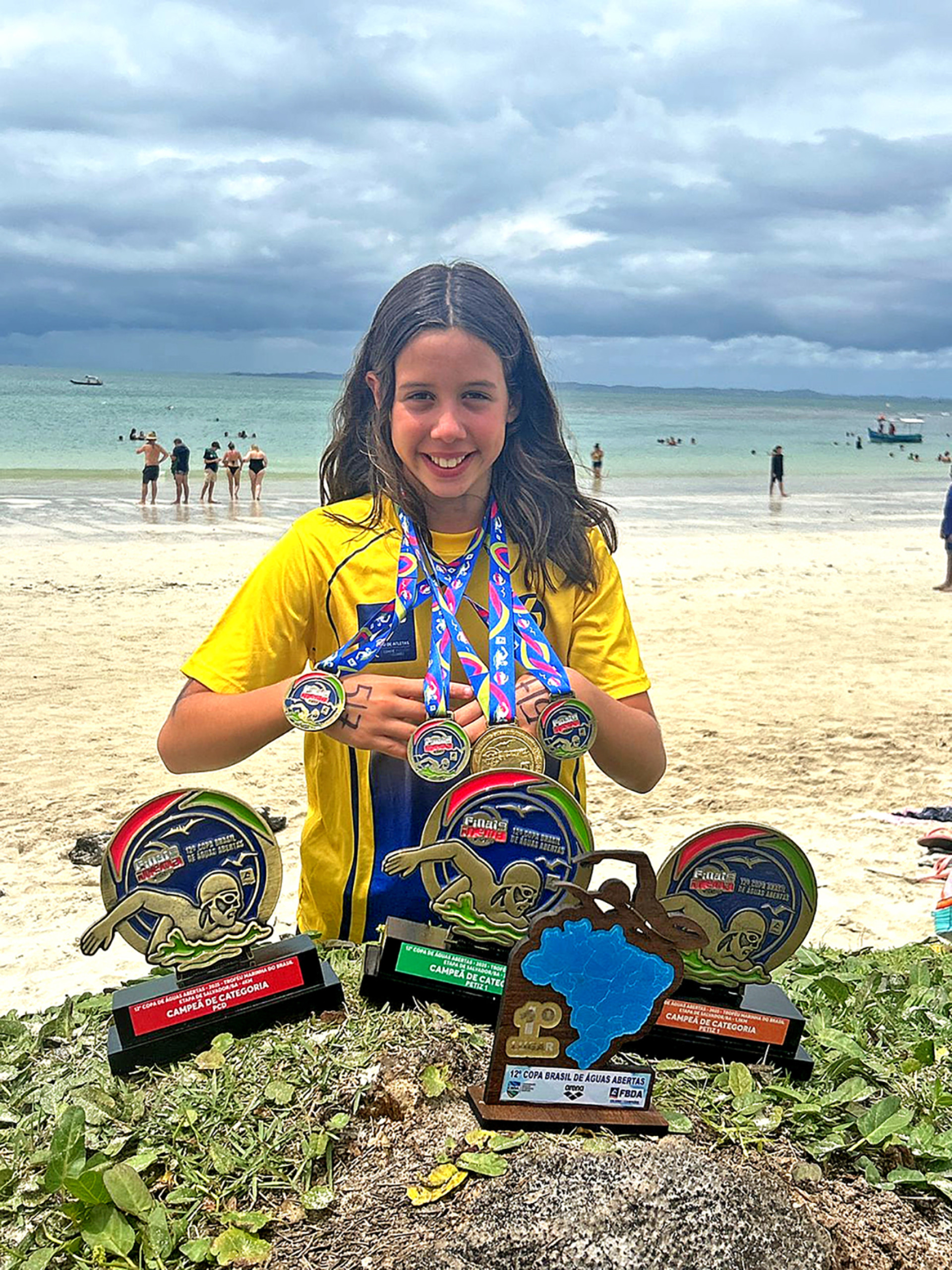 ￼HELENA Diógenes, ungida campeã brasileira de natação na Praia de Inema, Salvador, cuja casa do avô, Tim Corrêa, permanece, mais ou menos por trás da igreja-matriz (Foto: acervo pessoal)