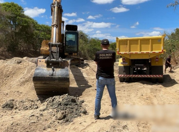 PF prende duas pessoas por extração ilegal de areia no Rio Choró, em Itapiúna
 