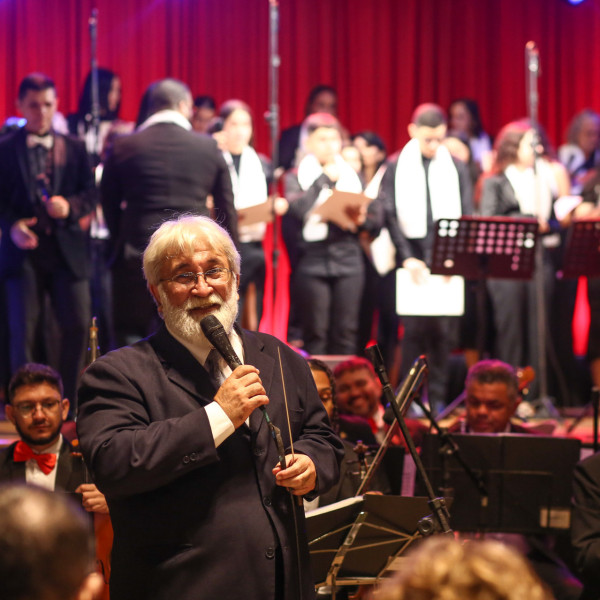 Maestro Poty Fontenelle, que comanda a orquestra sinfônica do Natal, Música e Fé, é fundador da Associação dos Corais do Ceará 