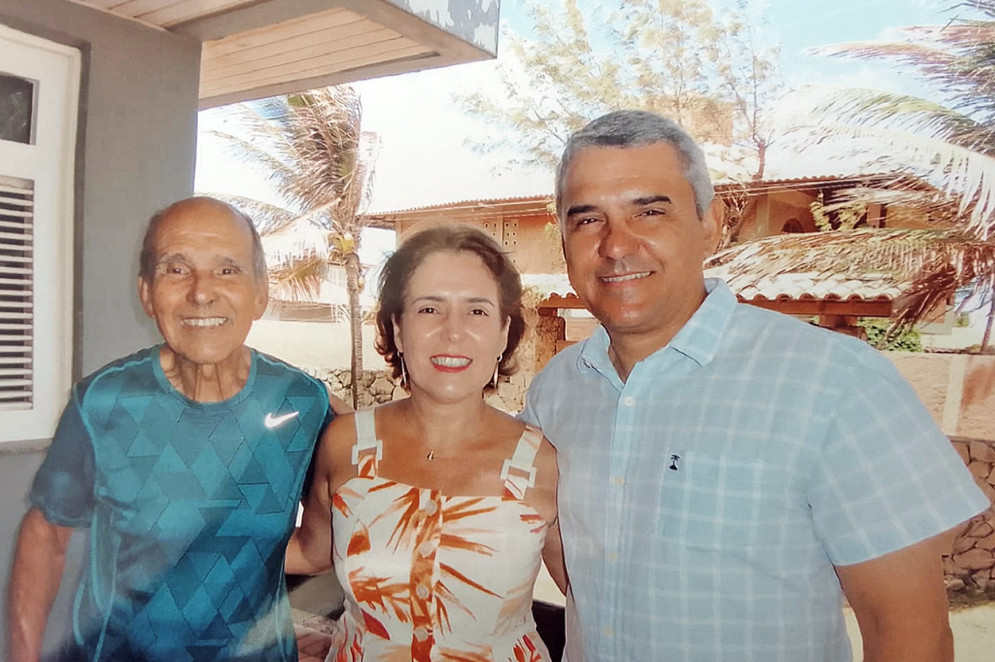 Anfitrião coronel Adyr Sampaio recebendo no Front da Prainha seu filho, general Cristiano, e nora Aline(Foto: acervo pessoal)