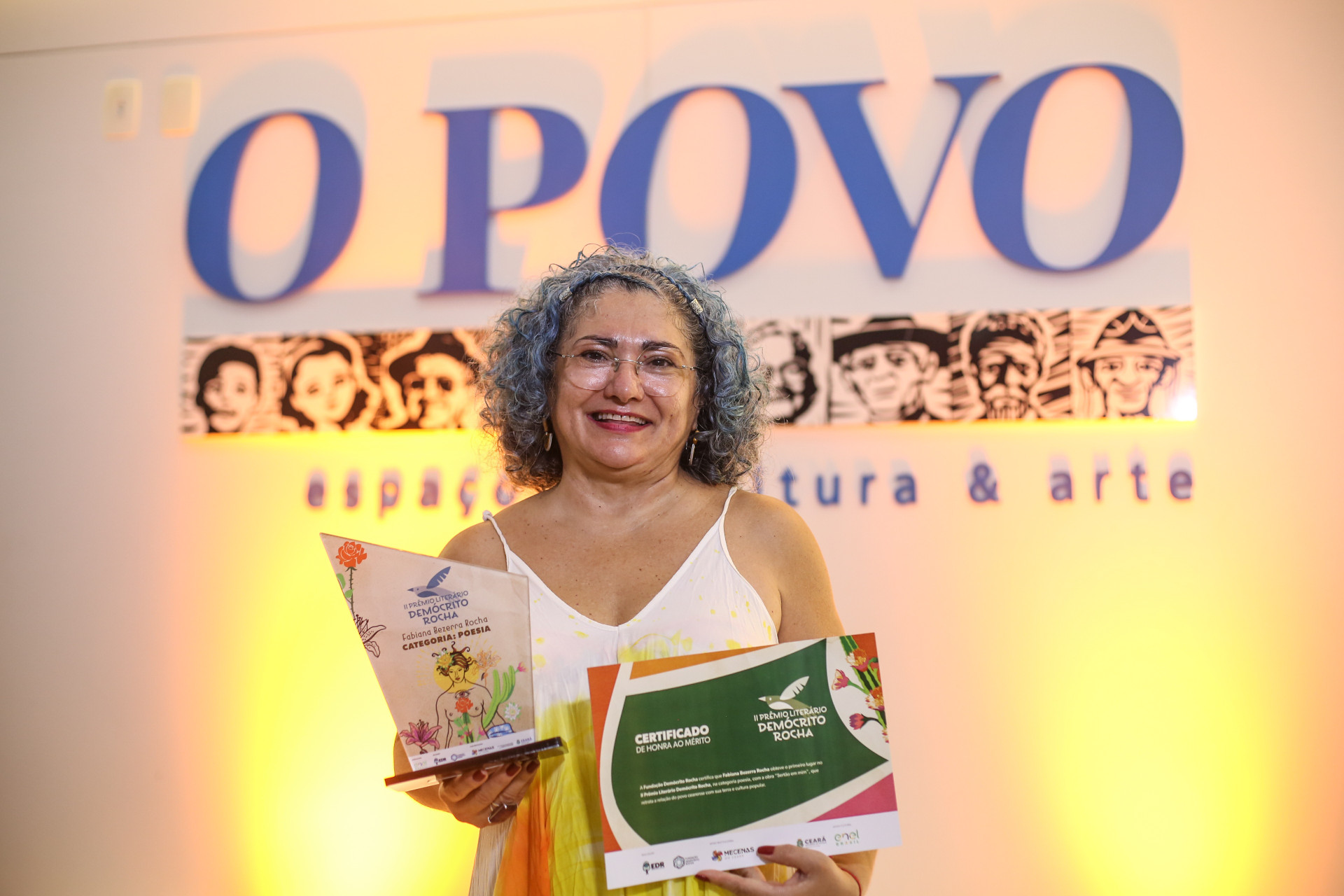 Fabiana Bezerra venceu a categoria "poesia" do II Prêmio Literário Demócrito Rocha com o livro "Sertão em mim"