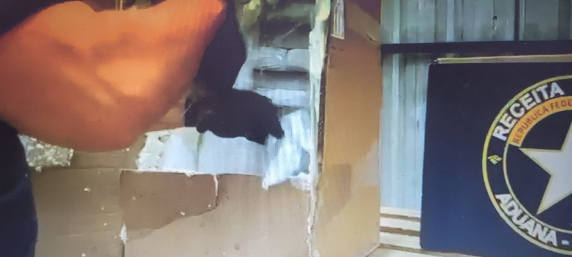 Droga foi apreendida camuflada em mercadorias regulares (Foto: Reprodução Receita Federal )