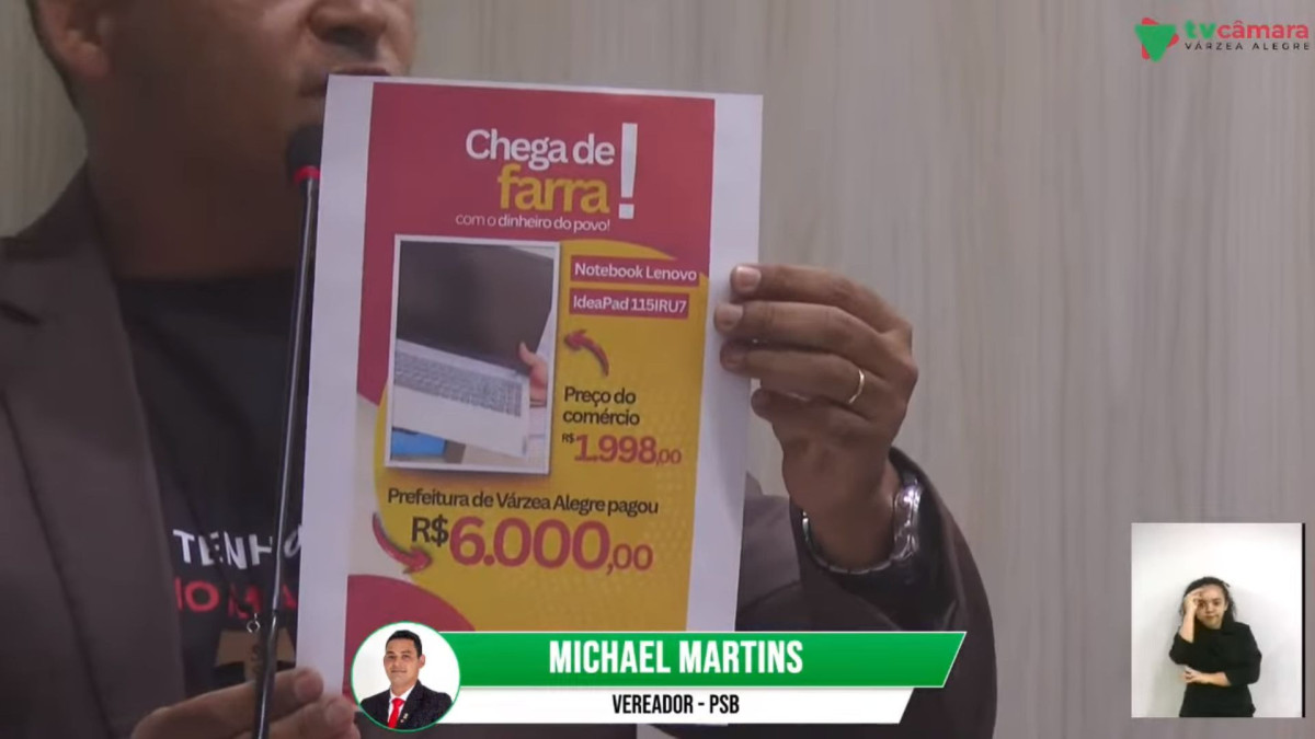 Michel Martins em tribuna ao expor supostas irregularidades em licitação.