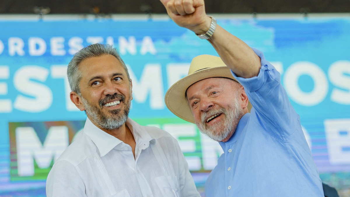 Governador do Ceará, Elmano de Freitas, e presidente Lula durante visita à ferrovia Transnordestina, em Missão Velha