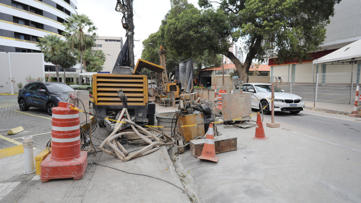 Cones e placas foram colocados para delimitar o espaço 