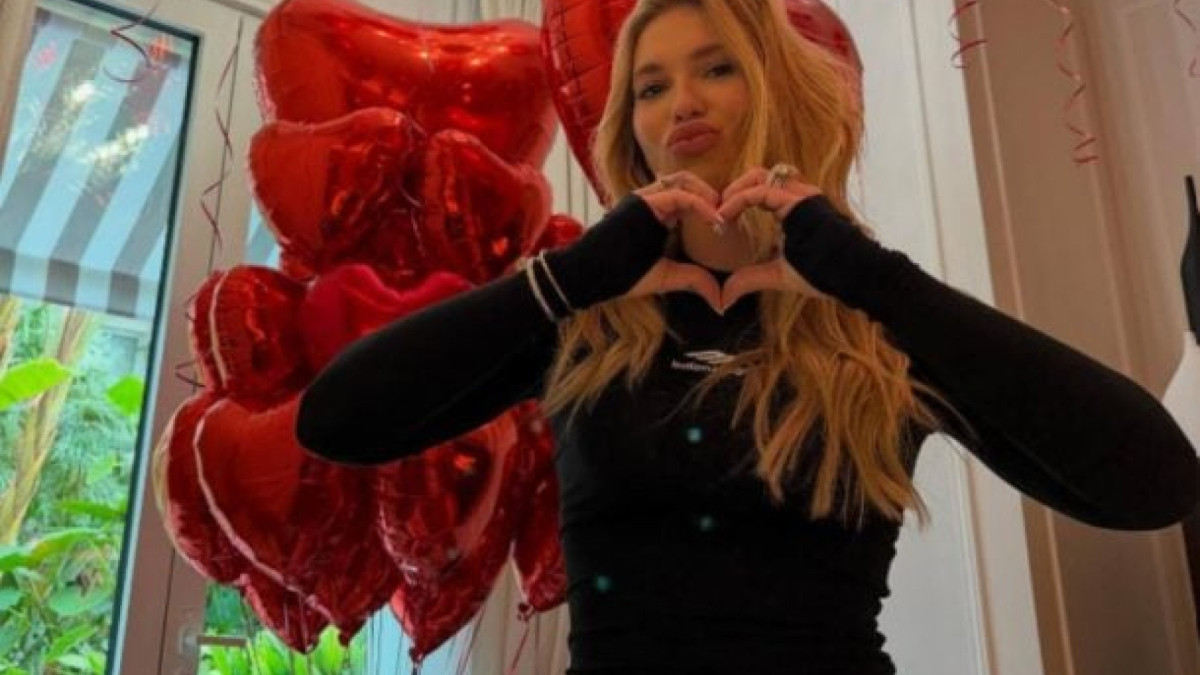 Empresária e jogador do Real Madrid também usaram as redes sociais para trocarem declarações públicas de amor nesta sexta-feira (28)