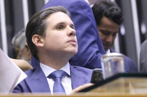 Hugo Motta estremecido com líder do PT