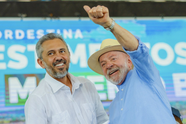 Governador do Cear&aacute;, Elmano de Freitas, e presidente Lula durante visita &agrave; ferrovia Transnordestina, em Miss&atilde;o Velha(Foto: Ricardo Stuckert / PR)