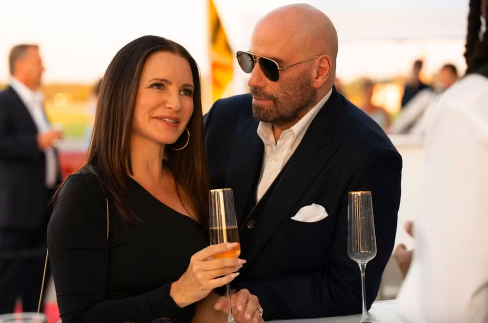Recentemente, os filhos chegaram a 'eleger' a atriz Kristin Davis como a favorita. Ela contracenou com Travolta no filme ‘Cash Out’, de 2024 (foto) e o clima entre os dois foi ótimo nos bastidores. Havia um certo carinho na relação. 