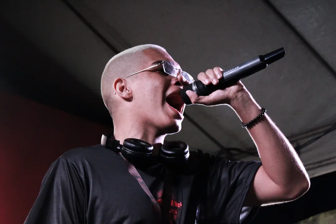 Diniz movimenta a cena das batalhas de rima no Ceará atuando como organizador, apresentador e MC