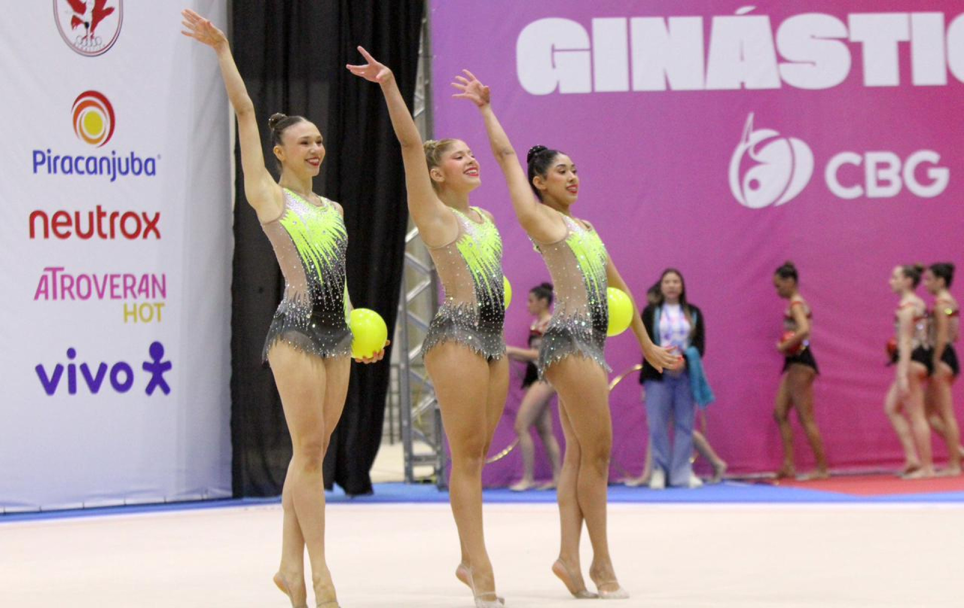 Lara Tavares, Maria Luiza e Ana Cinthia competem em torneio de gin&aacute;stica r&iacute;tmica