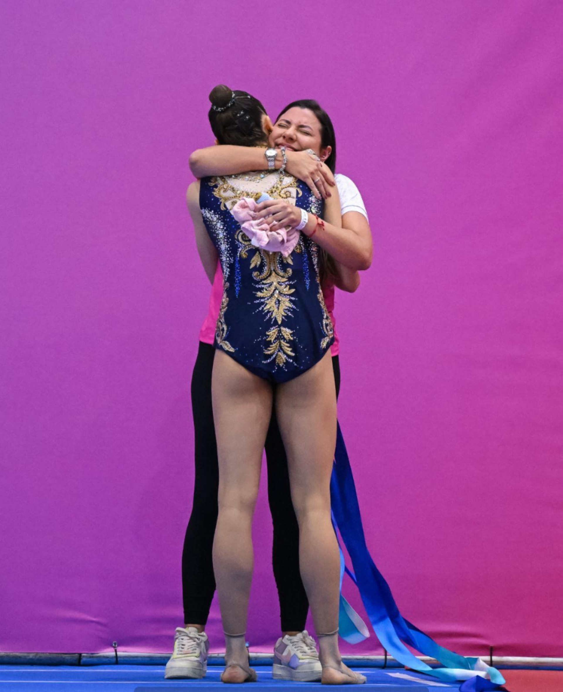 Abra&ccedil;o emocionado entre treinadora e atleta