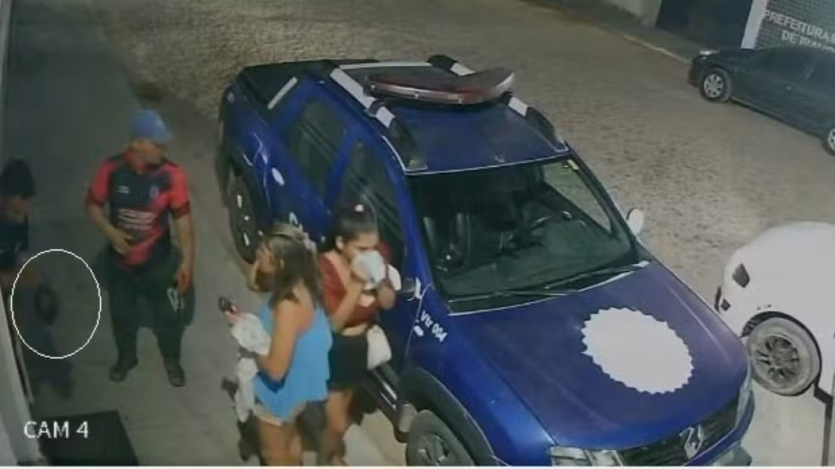 Momento em que família chega com bebê desacordado na Secretaria de Segurança de Irauçuba foi registrado pela câmera do local 